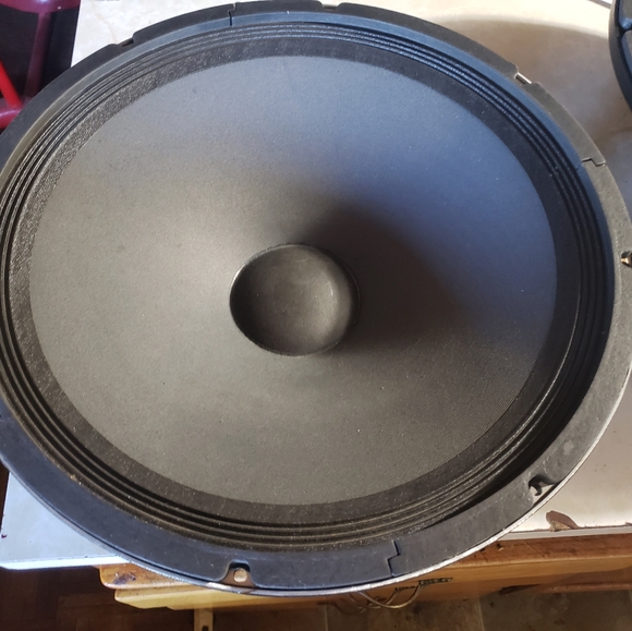 18'' woofers, 1200watts program power / 2400 watts peak. 4ohms - Picture 2 of 2